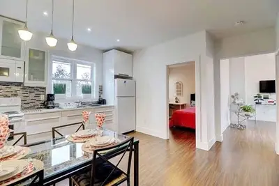 94 Royal York Road, Toronto W06, ON M8V 2T8