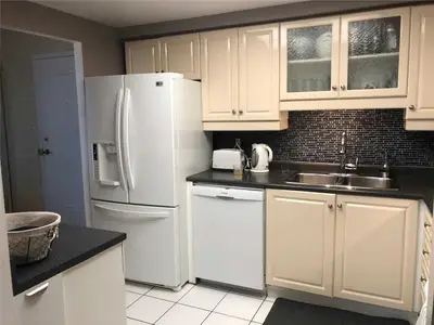 135 Hillcrest Avenue 914, Mississauga, ON L5B 4B1