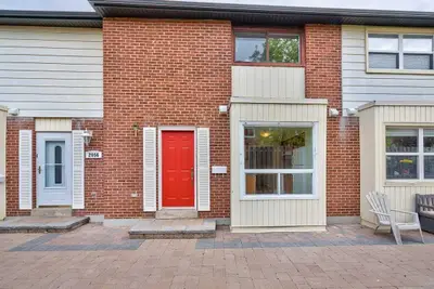 2054 Lakeshore Road W #4, Oakville, On L6l 1g7