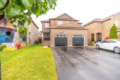 7282 Lowville Heights, Mississauga, ON L5N 8L4