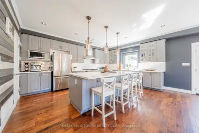 176 Oliver Place, Oakville, ON L6H 1K8