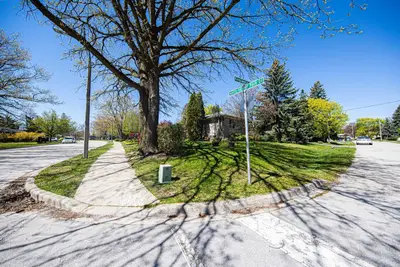 94 Kingswood Road, Oakville, ON L6K 2E3