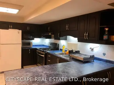 5578 Whimbrel Road N, Mississauga, ON L5V 2J4