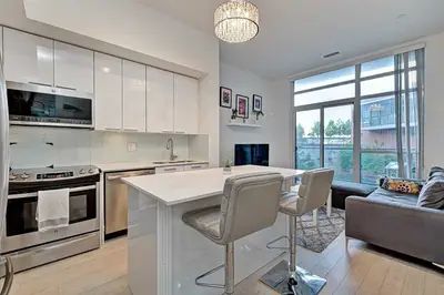 10 Park Lawn Road E 205, Toronto W06, ON M8Y 3H8