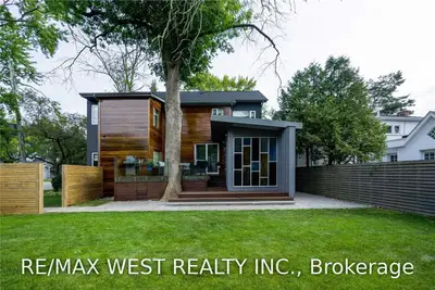 126 Lake Promenade, Toronto W06, ON M8W 1A5