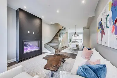 1124 Islington Avenue Th10, Toronto W08, ON M8Z 4S4