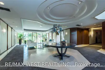 2267 Lake Shore Boulevard W 1005, Toronto W06, On M8v 3x2