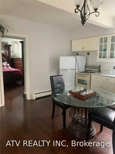 94 Royal York Road 1, Toronto W06, ON M8V 2T8