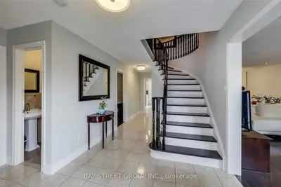 5154 Sundial Court Upper, Mississauga, ON L5R 2T1