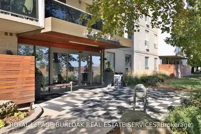 297 Queens Avenue 711, Oakville, ON L6H 2B4