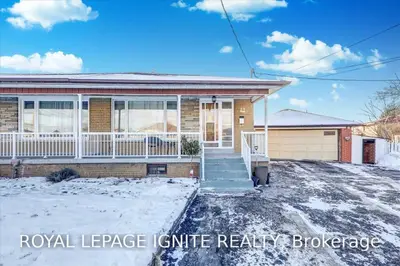 21 Slater Court, Toronto W05, ON M3L 1R4