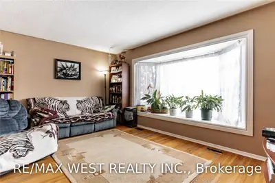 1206 Kingsholm Drive, Mississauga, ON L4Y 2H2