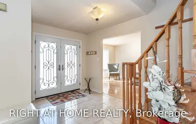 691 Heatherwood Square, Mississauga, ON L5C 4N5