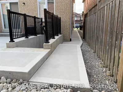 904 Oasis Drive Lower, Mississauga, ON L5V 0C7