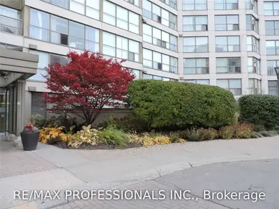 2261 Lake Shore Boulevard W 806, Toronto W06, ON M8V 3X1