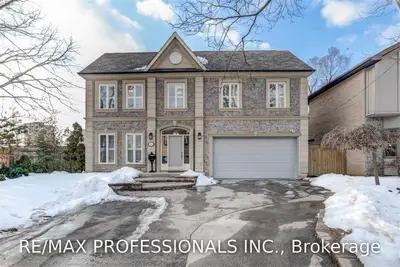 84 Lynngrove Avenue, Toronto W08, ON M8X 1N1