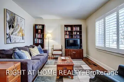 37 Lippincott Street W, Toronto W04, ON M9N 1B3
