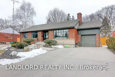 1527 Skyline Drive, Mississauga, ON L5E 2W6