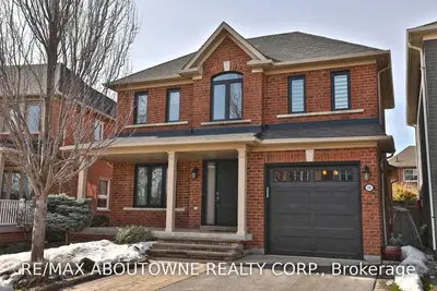 2150 Crestmont Drive, Oakville, ON L6M 5A4