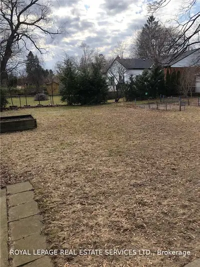 348 Maplehurst Avenue, Oakville, ON L6L 4Y4