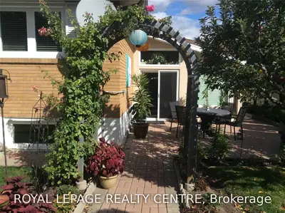 2442 Hensall Street, Mississauga, ON L5A 2T2