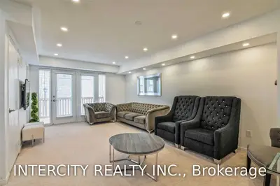 4869 Half Moon Grove 30, Mississauga, ON L5M 8C5