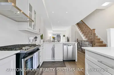 80 Eastwood Park Gardens Th 7, Toronto W06, ON M8W 1N6