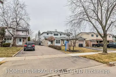 3281 Martin's Pine Crescent, Mississauga, ON L5L 1G3