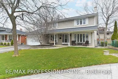 3 Logwood Court, Toronto W08, ON M9C 2J4