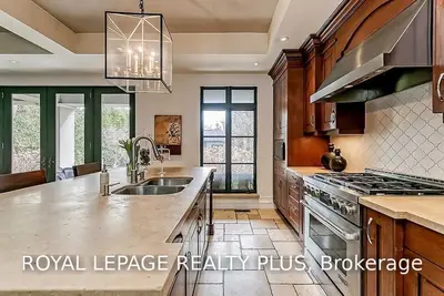 426 Maple Avenue, Oakville, ON L6J 2J3