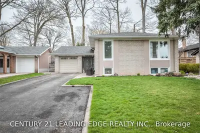 26 Sinton Court, Toronto W05, ON M3M 1P4