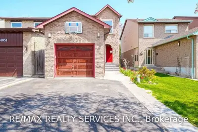 4049 Silverhaze Road, Mississauga, ON L4W 3J9