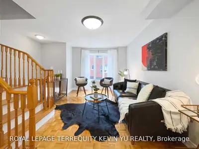 16 Grogan Mews, Toronto W02, ON M6H 4J9