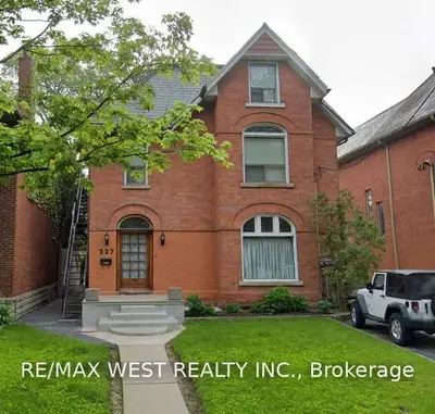 227 Evelyn Avenue 2, Toronto W02, ON M6P 2Z8