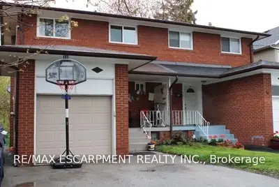 18 Woodbury Road, Toronto W06, ON M8W 1X6