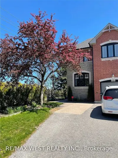 484 Dalmuir Mews, Mississauga, ON L4Z 3W2
