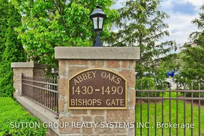 1460 BISHOPS Gate 106, Oakville, ON L6M 4N5