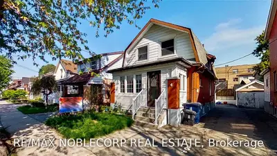 4 Lippincott Street W, Toronto W04, On M9n 1b4