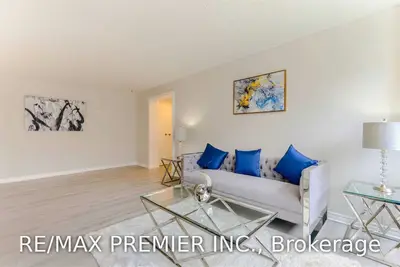 3695 Kaneff Crescent 202, Mississauga, ON L5A 4B6