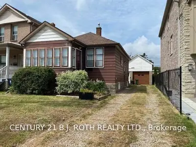 24 PORTLAND Street, Toronto W06, ON M8Y 1A5