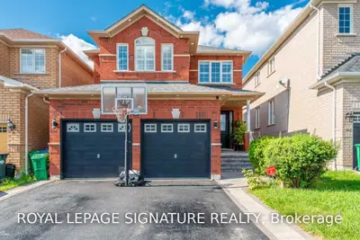 1104 Knotty Pine Grove, Mississauga, ON L5W 1J6