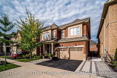 147 Hoey Crescent, Oakville, ON L6M 0X1