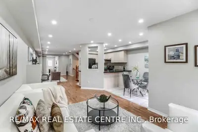 542 Garden Walk, Mississauga, ON L5W 1W1