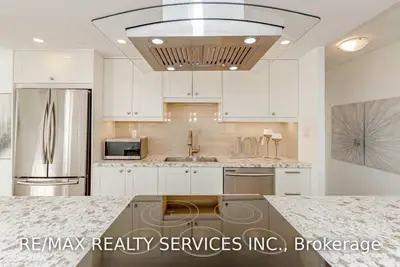 50 Elm Drive 711, Mississauga, ON L5A 3X2