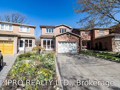 1117 Staghorn Court, Mississauga, ON L5C 3R2