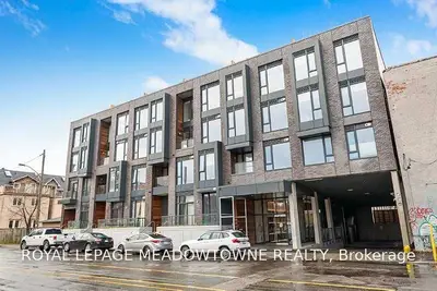 35 WABASH Avenue 206, Toronto W01, ON M6R 0A9