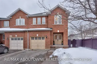 6144 ROWERS Crescent, Mississauga, ON L5V 3A1