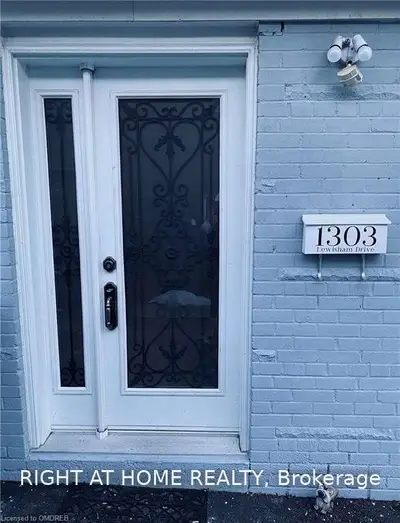 1303 LEWISHAM Drive, Mississauga, ON L5J 3P8