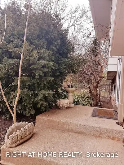 141 Osborne Crescent, Oakville, ON L6H 1E7
