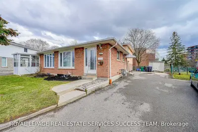 3176 Jessica Court, Mississauga, ON L5C 1X6